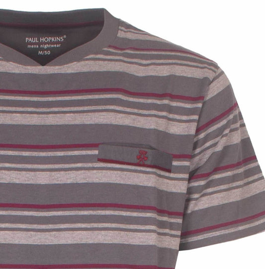 Gestreepte grijze heren pyjama top van Paul Hopkins met rood-beige strepen en een klein logo op de borst.