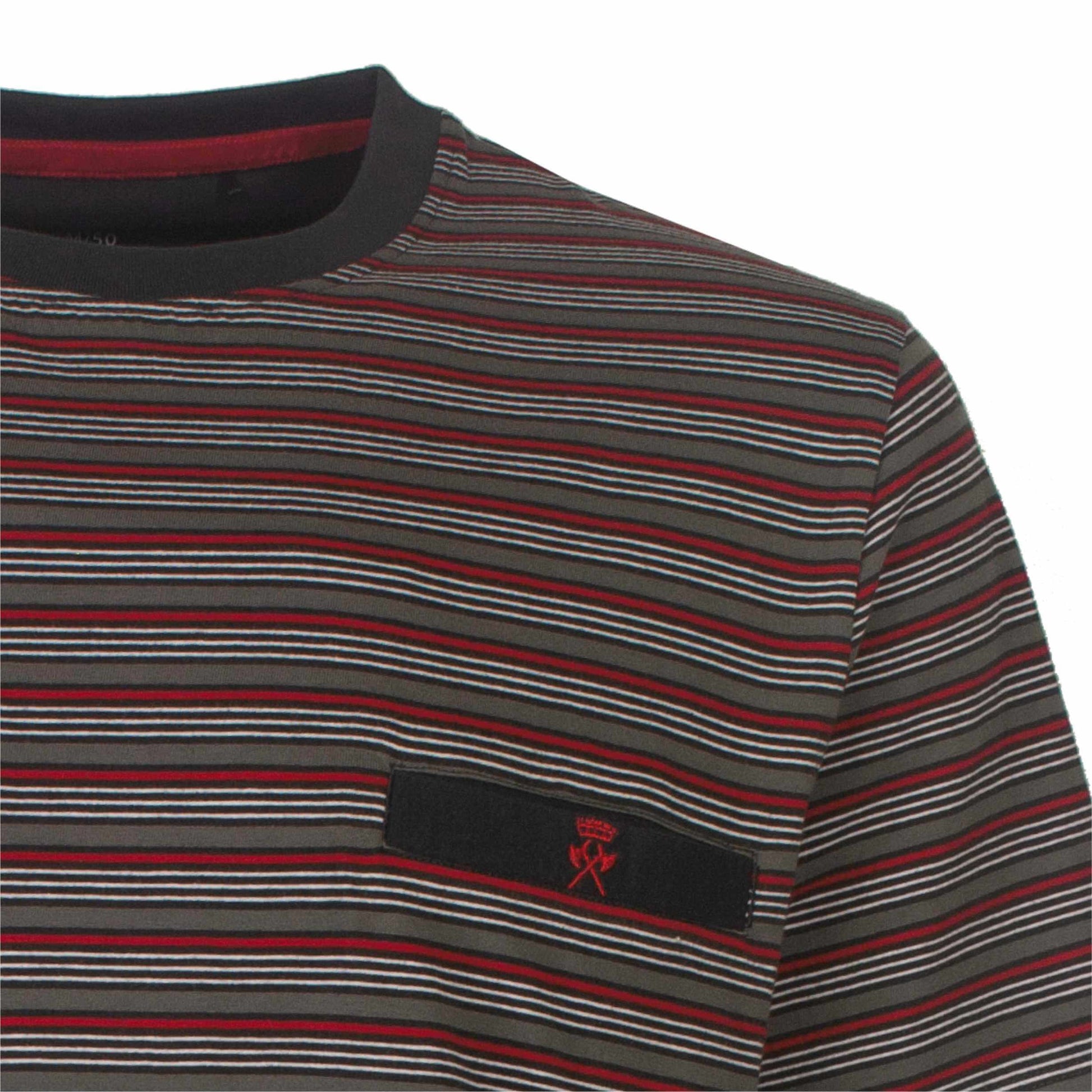 Gestreept shirt met ronde hals in grijs, rood en wit. Zwart label met rood logo op de borst.