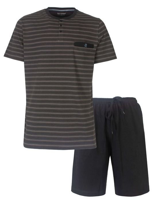 Grijze gestreepte heren shortama met polo sluiting en bijpassende zwarte shorts van Paul Hopkins.