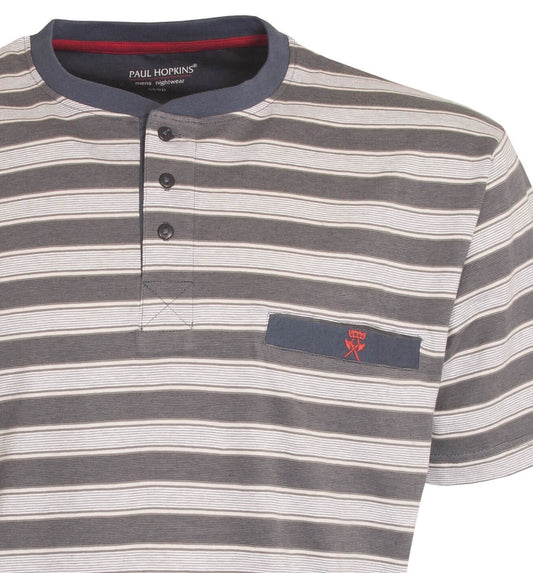 Grijze gestreepte heren pyjama top met korte mouwen, knoopsluiting en klein geborduurd logo op borstzak.