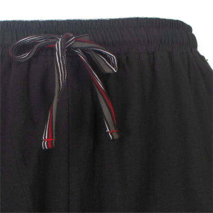 Grijze shortama bovenstuk met ronde hals en gestreept koord in zwart, wit en rood voor de taille-afstelling.