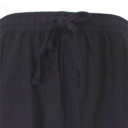 Close-up van een donkergroene heren shortama met elastelastische ttrekkoord zichtbaar aan de bovenkant van de broek.