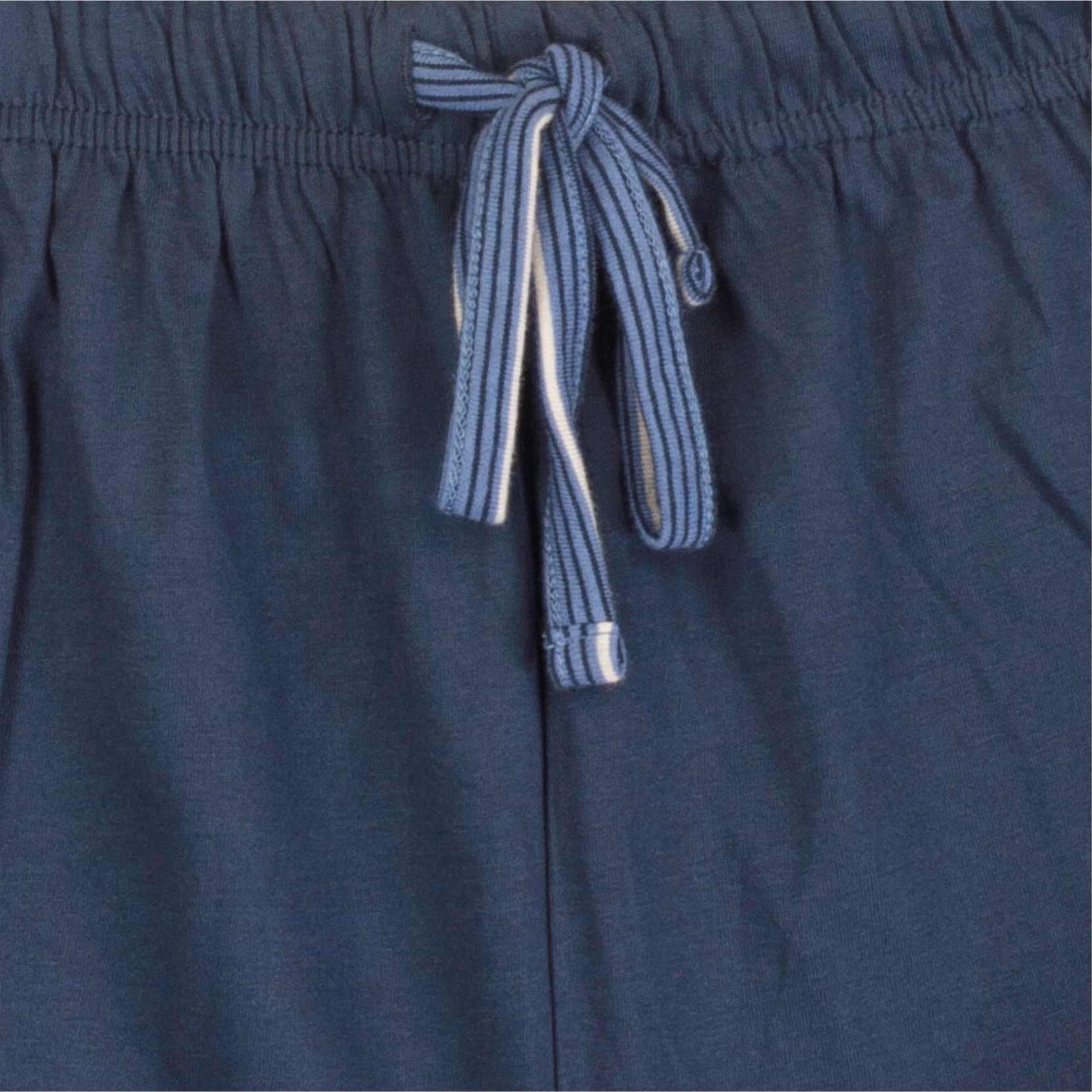 Close-up van een jeansblauw shortama met V-hals en gestreept koord in de taille