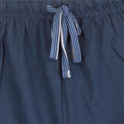 Close-up van een jeansblauw shortama met V-hals en gestreept koord in de taille