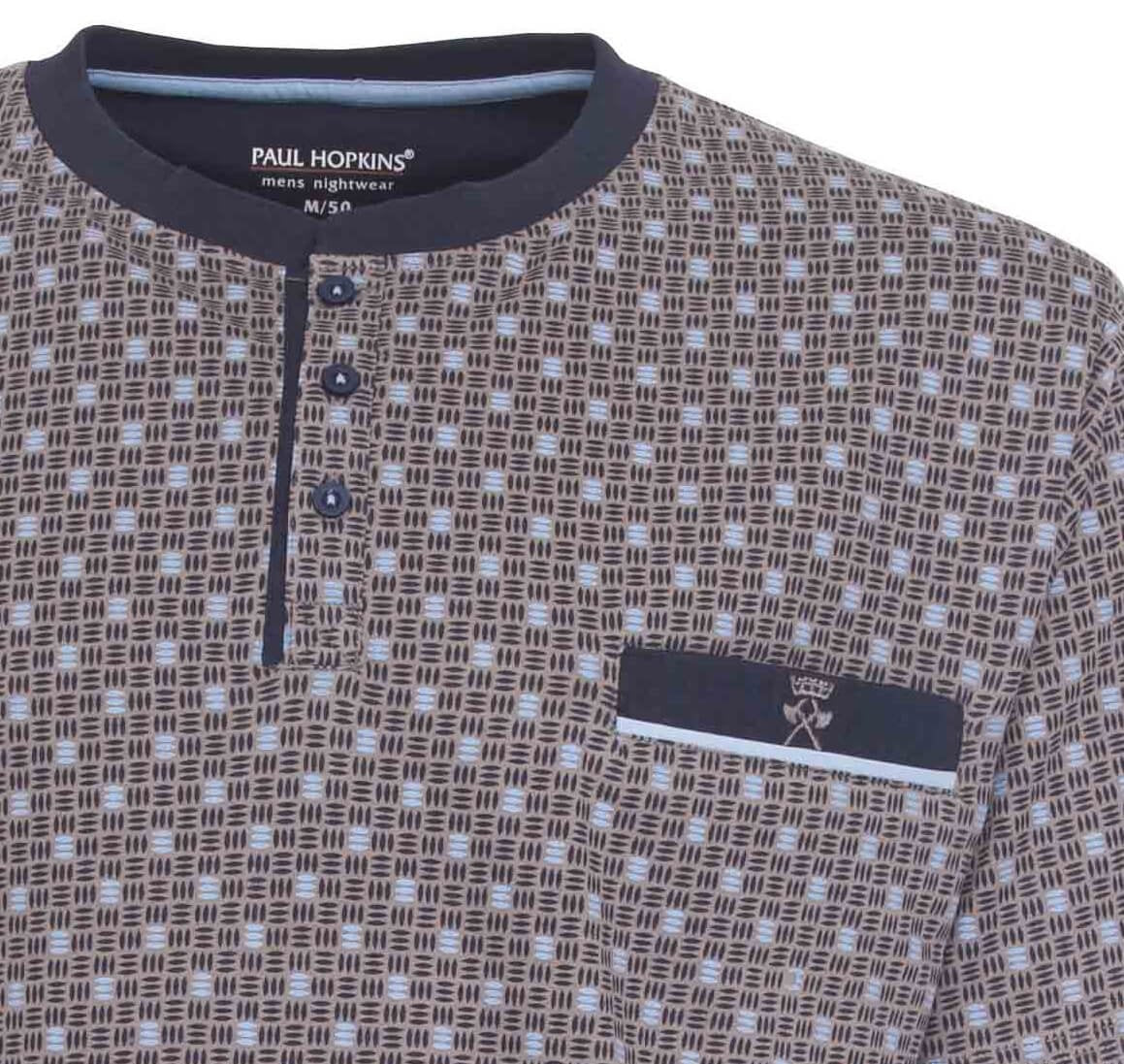 Khaki shortama van Paul Hopkins met geometrisch patroon, donkere kraag en knoopsluiting, gemaakt van 100% katoen.