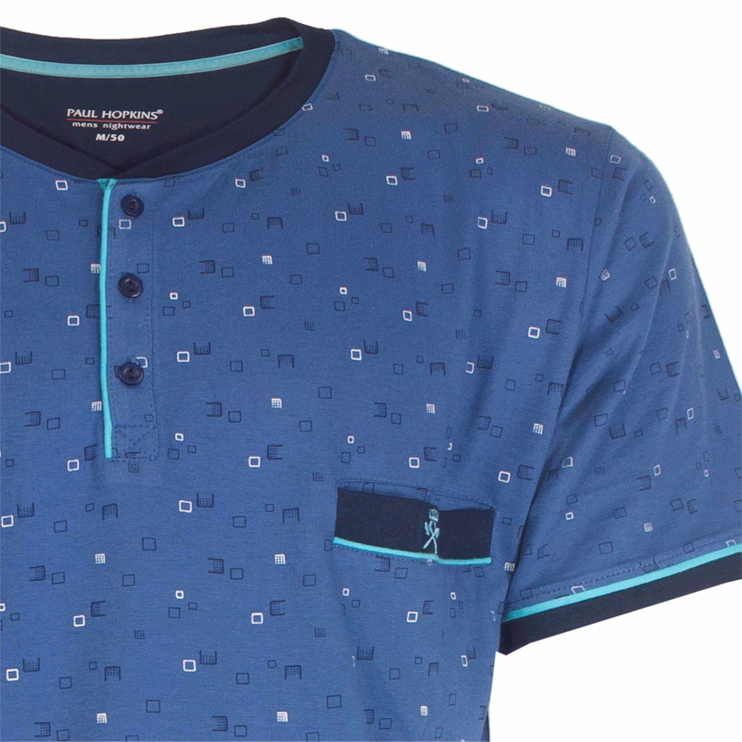 Lichtblauwe pyjama top met korte mouwen, geometrisch patroon, knoopsluiting en borstzakje met logo