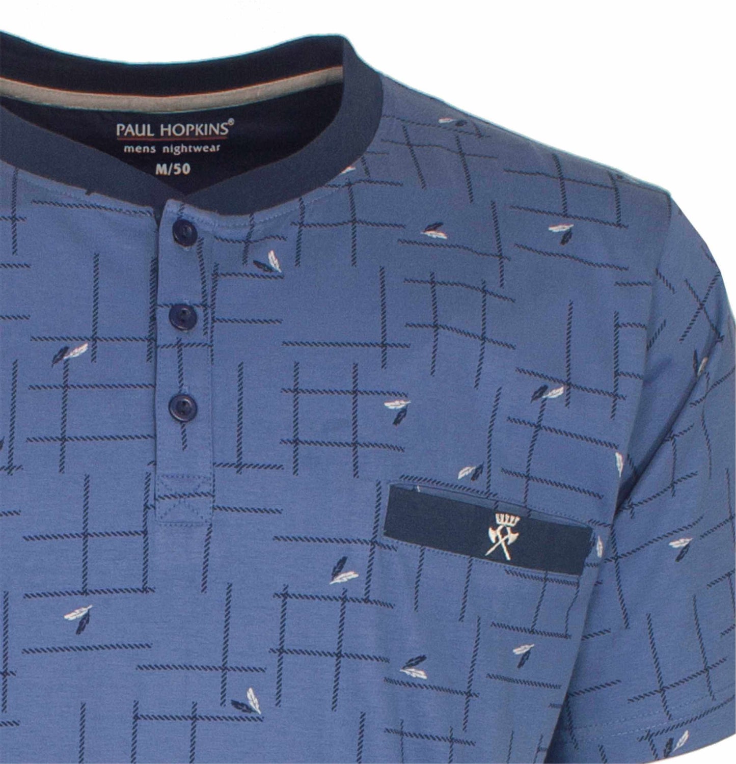 Lichtblauwe heren pyjama top met polo-sluiting, geruit patroon en kleine veer-prints van Paul Hopkins