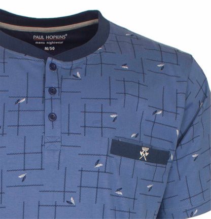 Lichtblauwe heren pyjama top met polo-sluiting, geruit patroon en kleine veer-prints van Paul Hopkins