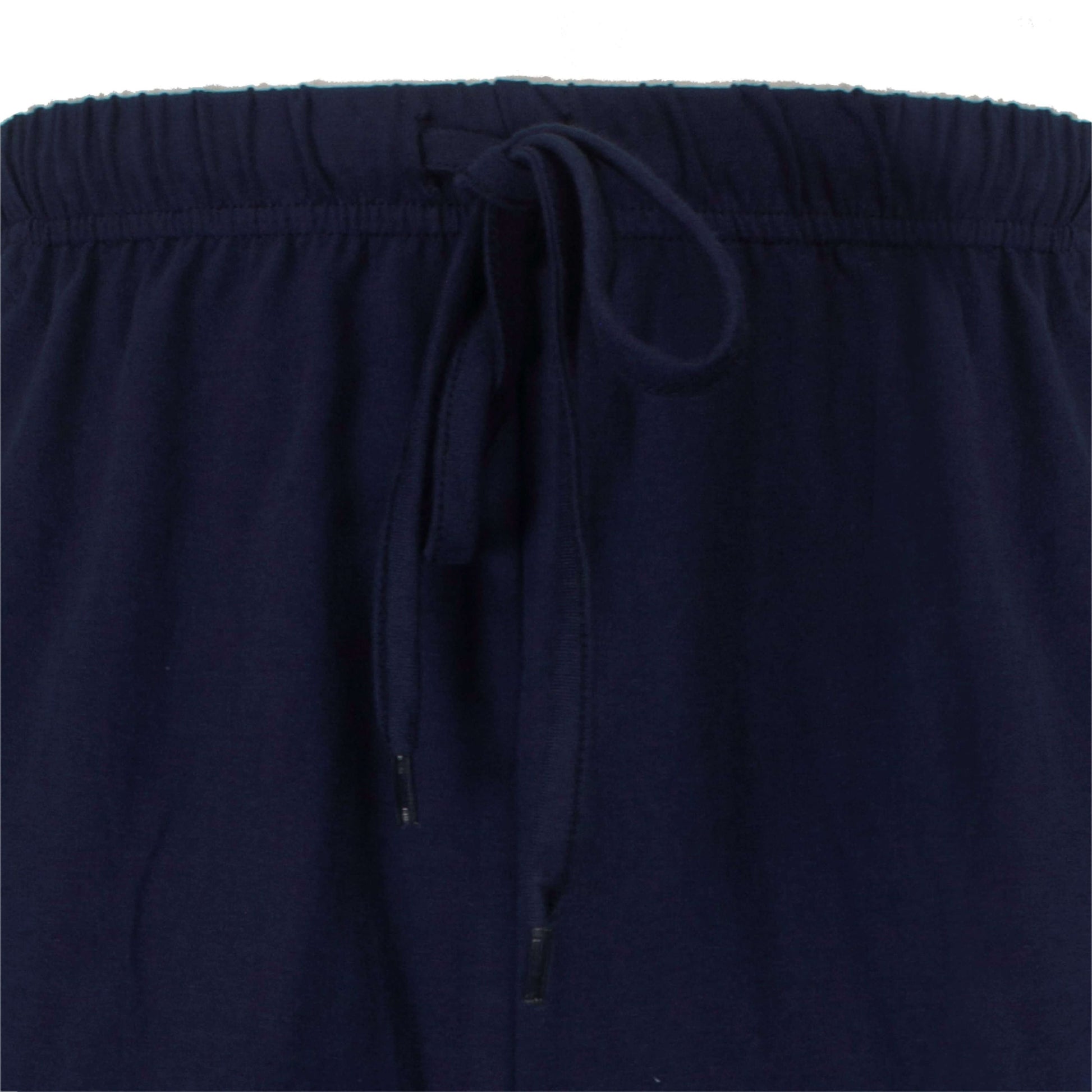 Close-up van de tailleband van een donkerblauwe shortama met trekkoord en elastische boord.