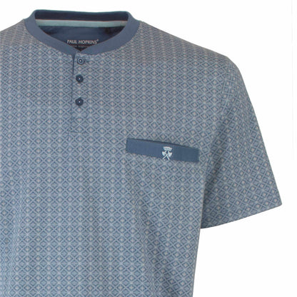 Petrol blauwe heren shortama met geometrisch dessin, henleyhals en borstzakje met logo-embleem