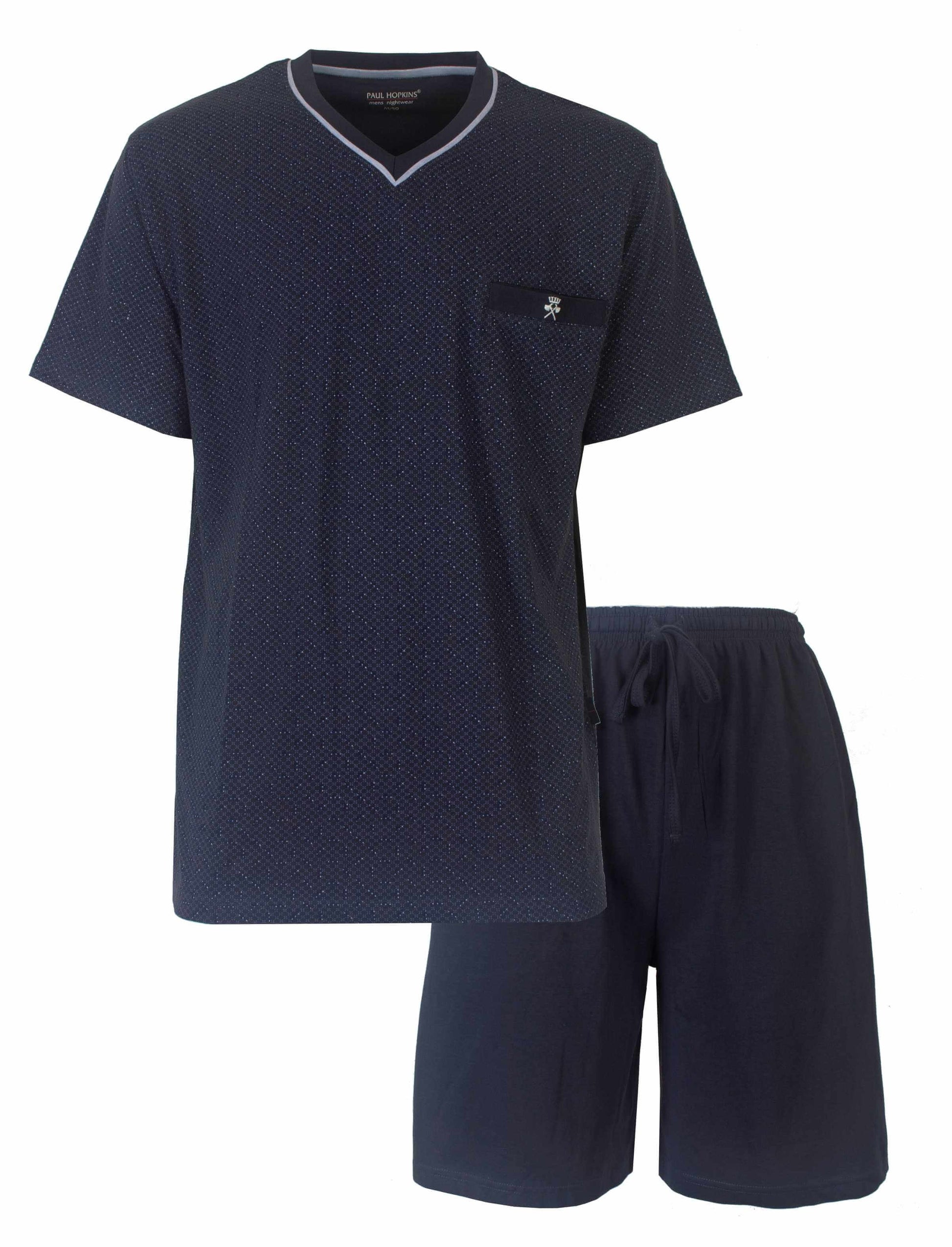 Blauwe heren pyjama set met V-hals shirt en korte broek. Het shirt heeft een borstzakje en subtiel geprint dessin.