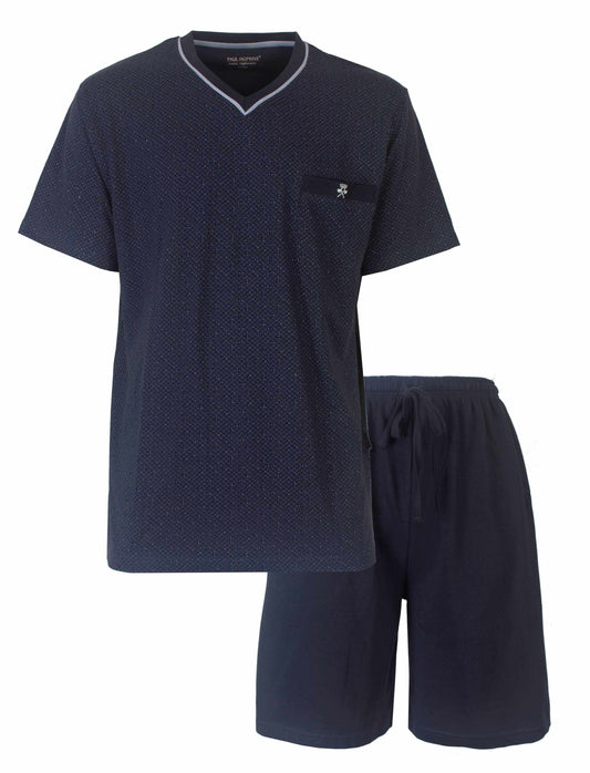 Blauwe heren pyjama set met V-hals shirt en korte broek. Het shirt heeft een borstzakje en subtiel geprint dessin.
