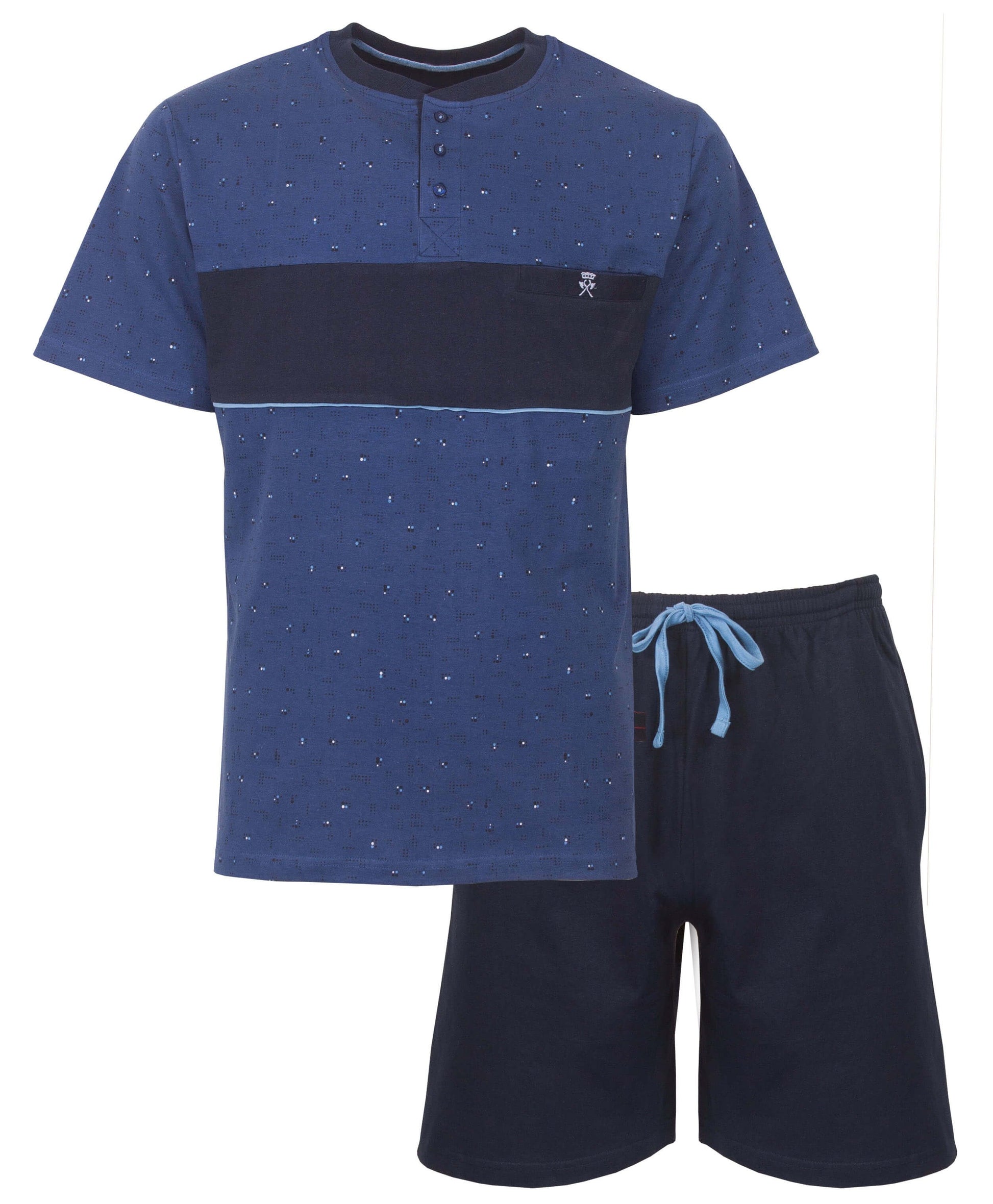 Blauwe heren pmet gespikkeld t-shirt en donkere shorts, gemaakt van 100% katoen.