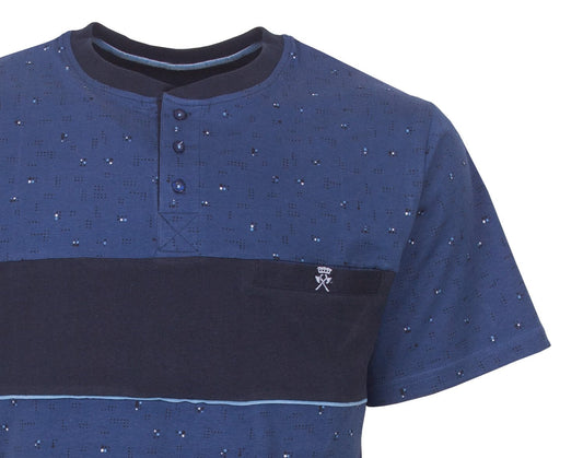 Blauwe heren shortama met stippenpatroon, donkerblauw contrasterend paneel en knoopsluiting aan de hals