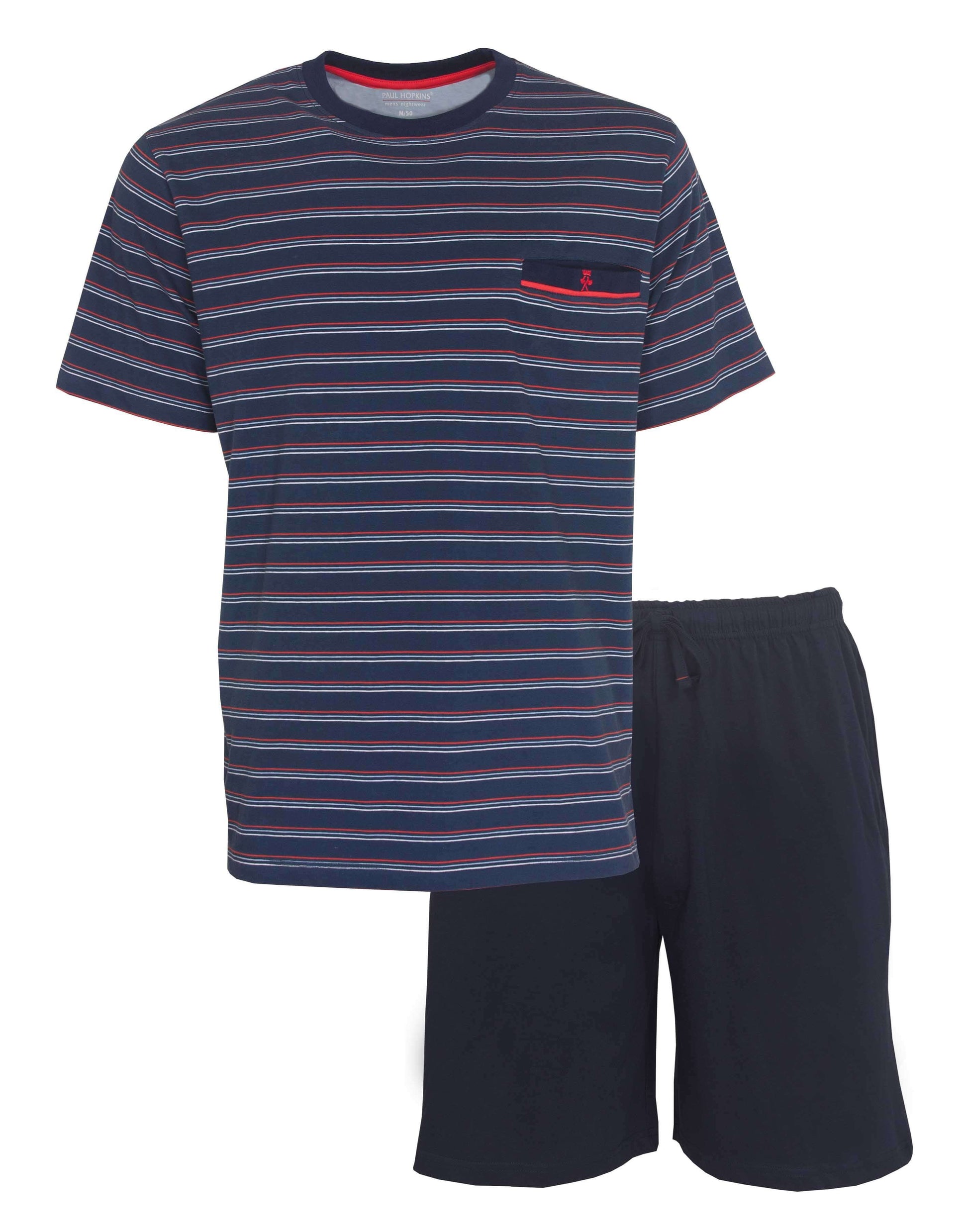 Blauw gestreepte heren pmet korte mouwen en korte broek. T-shirt heeft borstzakje, broek is effen donkerblauw.