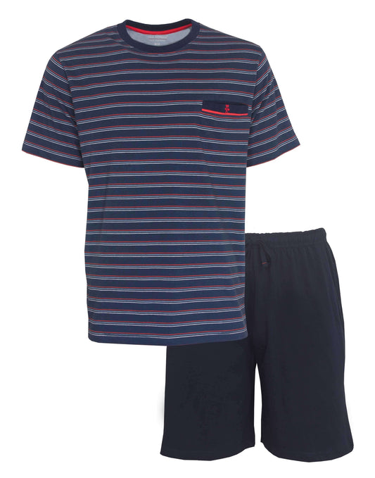 Blauw gestreepte heren pmet korte mouwen en korte broek. T-shirt heeft borstzakje, broek is effen donkerblauw.