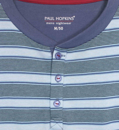 Gestreepte blauwe heren pyjama top van Paul Hopkins met knopen en logo. Korte mouwen en ronde hals.