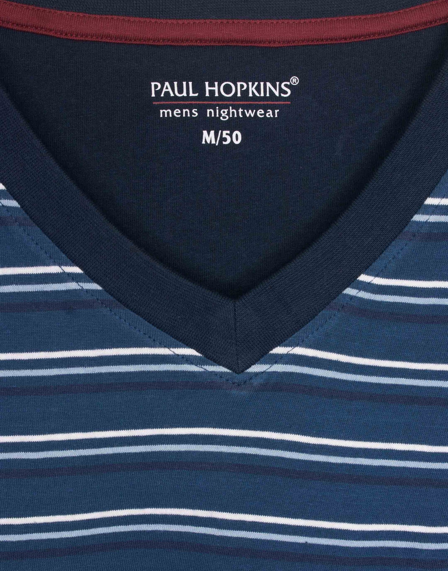 Blauw gestreepte heren pyjama top met V-hals en korte mouwen. Merk Paul Hopkins, maat M/50.