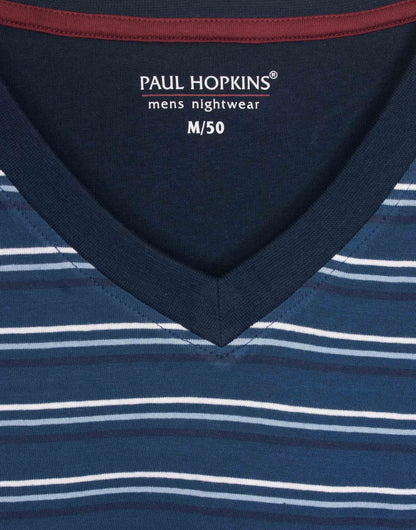 Blauw gestreepte heren pyjama top met V-hals en korte mouwen. Merk Paul Hopkins, maat M/50.