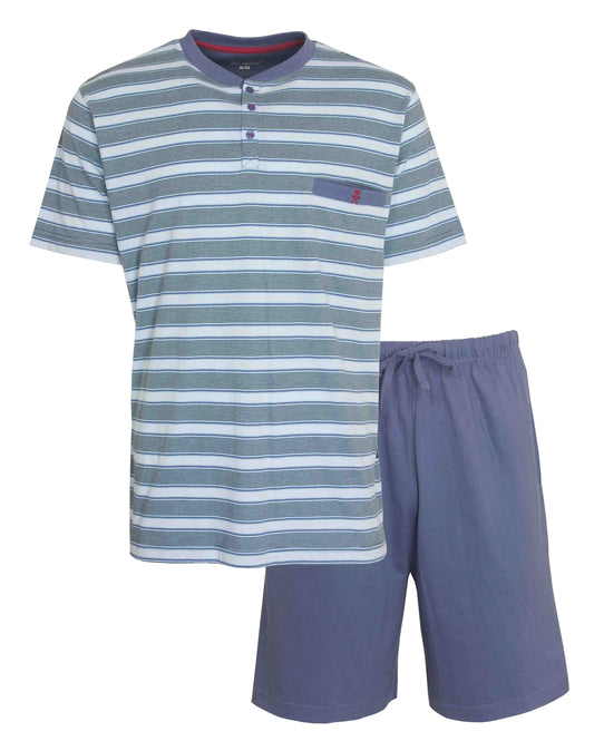 Blauw gestreepte heren pyjama set met korte mouwen en korte broek. Shirt met knoopsluiting en borstzakje.