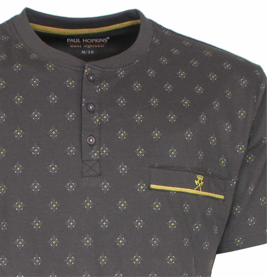 Grijze heren pyjama top met polo-sluiting en subtiel geprint dessin, merk Paul Hopkins zichtbaar op borstzak