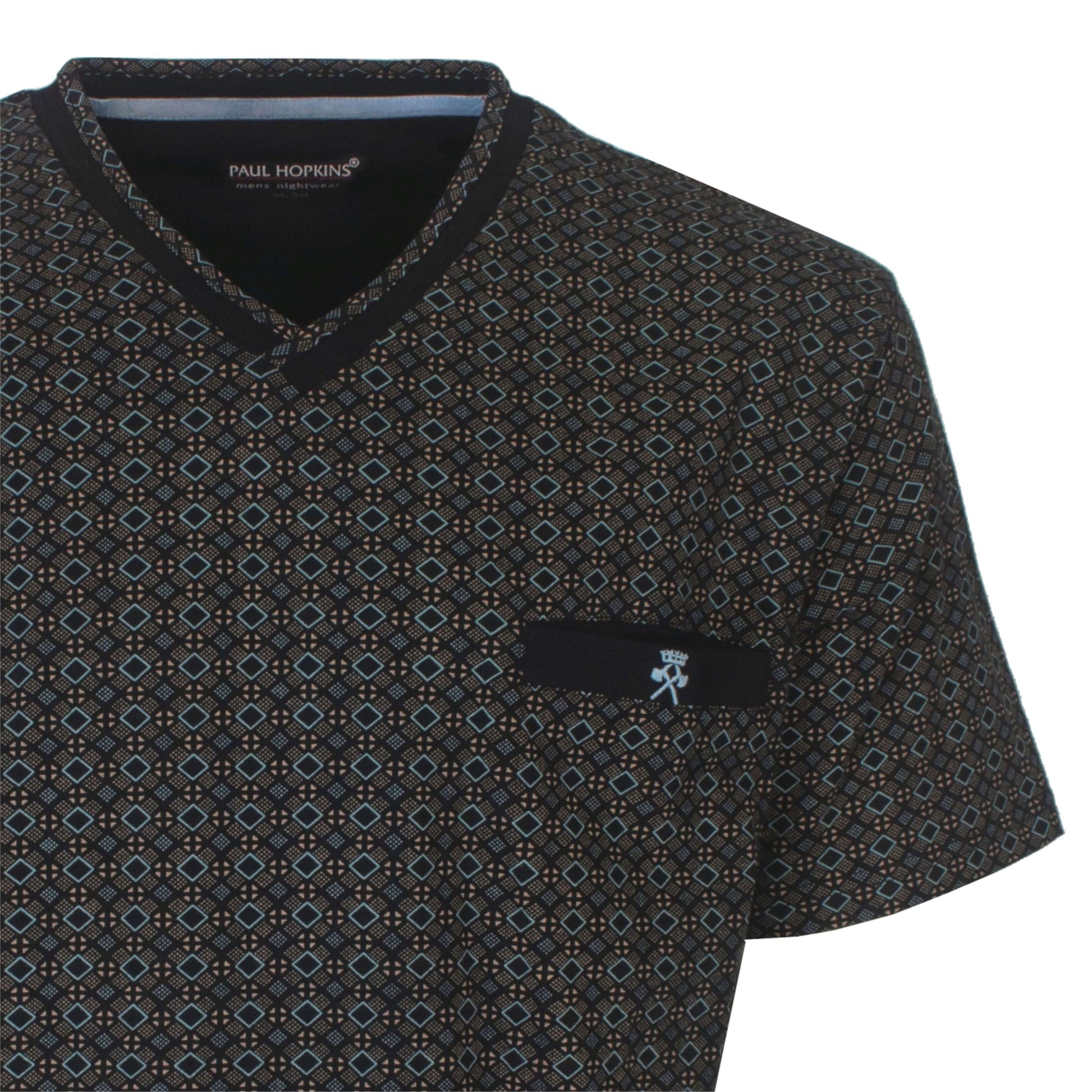 Donkerblauwe Paul Hopkins shortmet V-ormige hals en een geprint geometrisch patroon in lichtblauw en bruin.