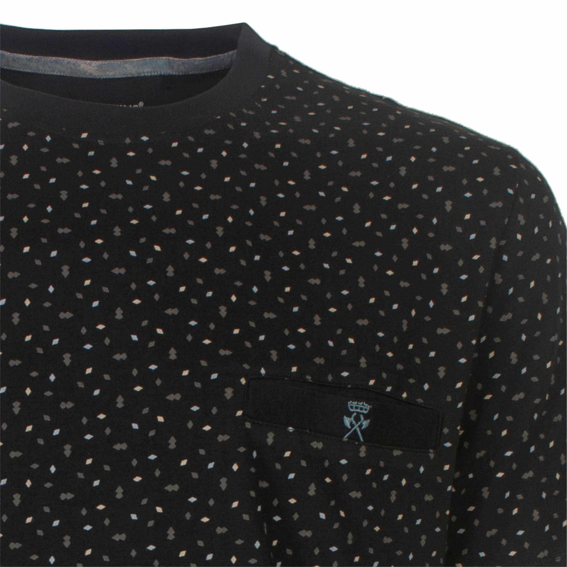 Zwarte heren shortama met fijn geprint patroon van kleine geometrische vormen in lichte kleuren en een borstzakje