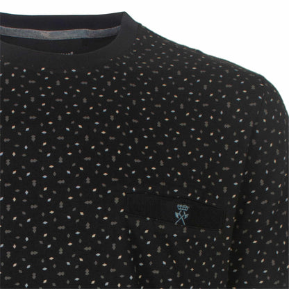 Zwarte heren shortama met fijn geprint patroon van kleine geometrische vormen in lichte kleuren en een borstzakje