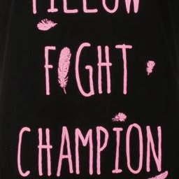 Zwart nachthemd met roze opdruk 'PILLOW FIGHT CHAMPION' en veerillustraties