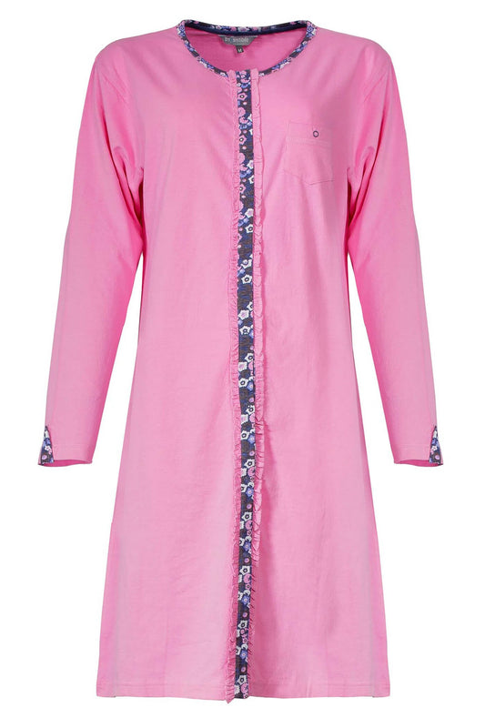 Roze katoenen nachthemd met lange mouwen, doorknoop model, gebloemde details en borstzakje. Lengte 95 cm.