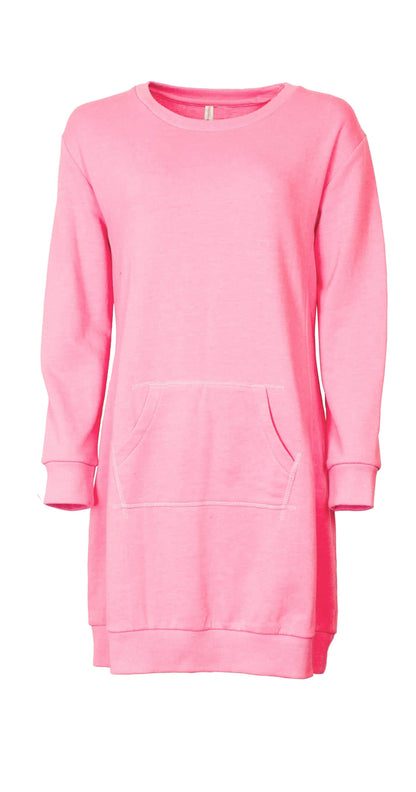 Roze dames nachthemd met lange mouwen, ronde hals en kangoeroe zak. Gemaakt van katoen en polyester, 90 cm lang.
