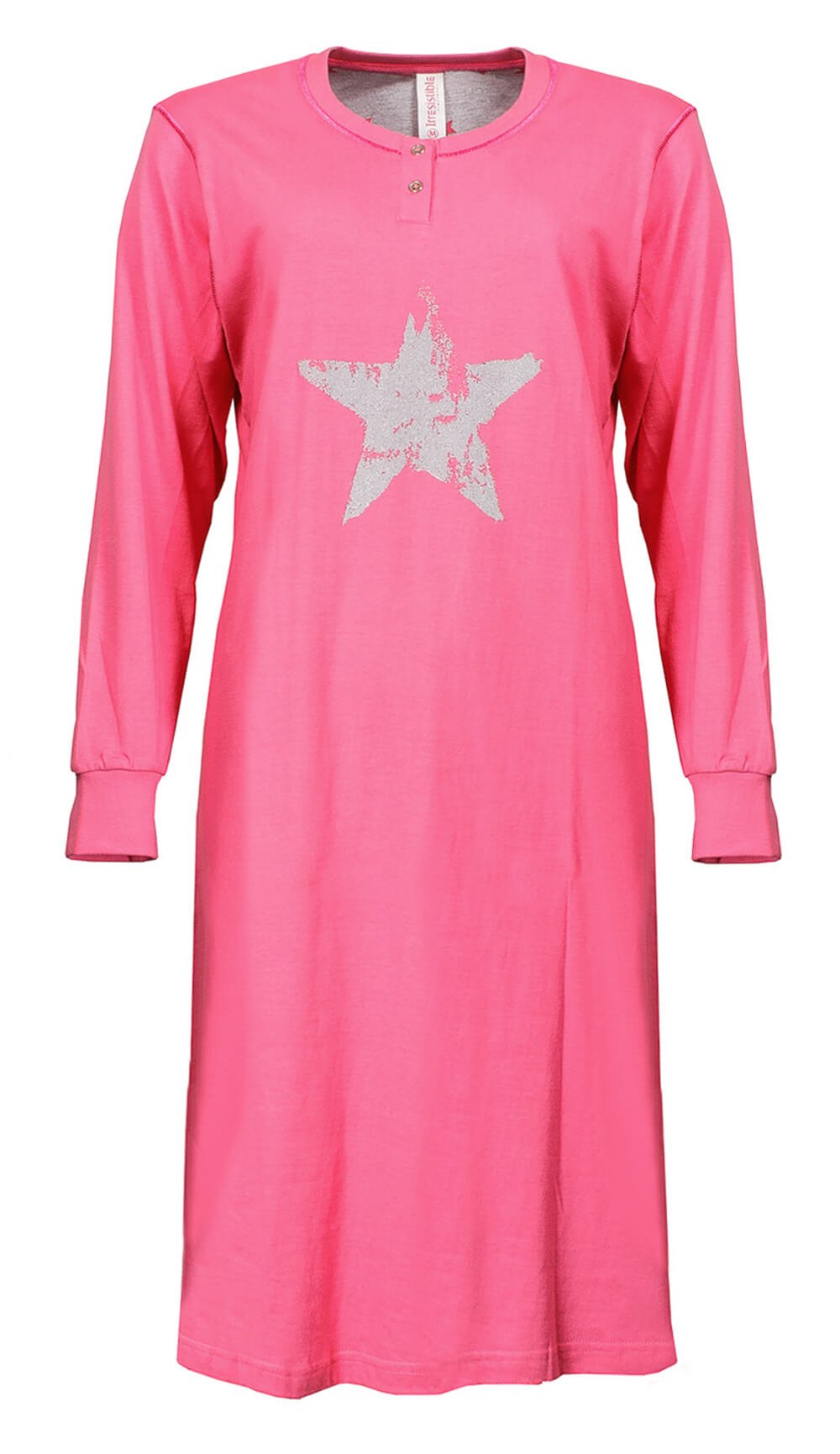 Roze nachthemd met lange mouwen, ronde hals, polosluiting en een grijze sterprint op de borst.