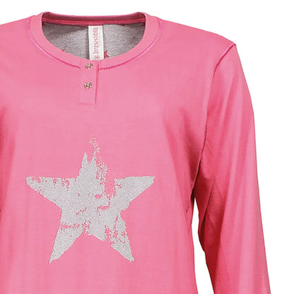 Roze nachnachthemd met lange mouwen, ronde hals, polosluiting en een grote witte sterprint op de borst.