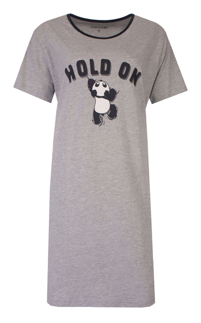 Grijze nachthemd met 'HOLD ON' tekst en panda illustratie, ronde hals en korte mouwen