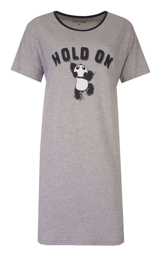 Grijze nachthemd met 'HOLD ON' tekst en panda illustratie, ronde hals en korte mouwen
