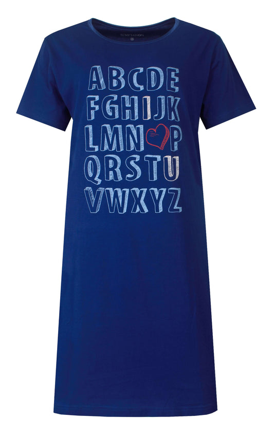 Marineblauw nachthemd met alfabetprint en rood hartje bij de letter O, korte mouwen en ronde hals.