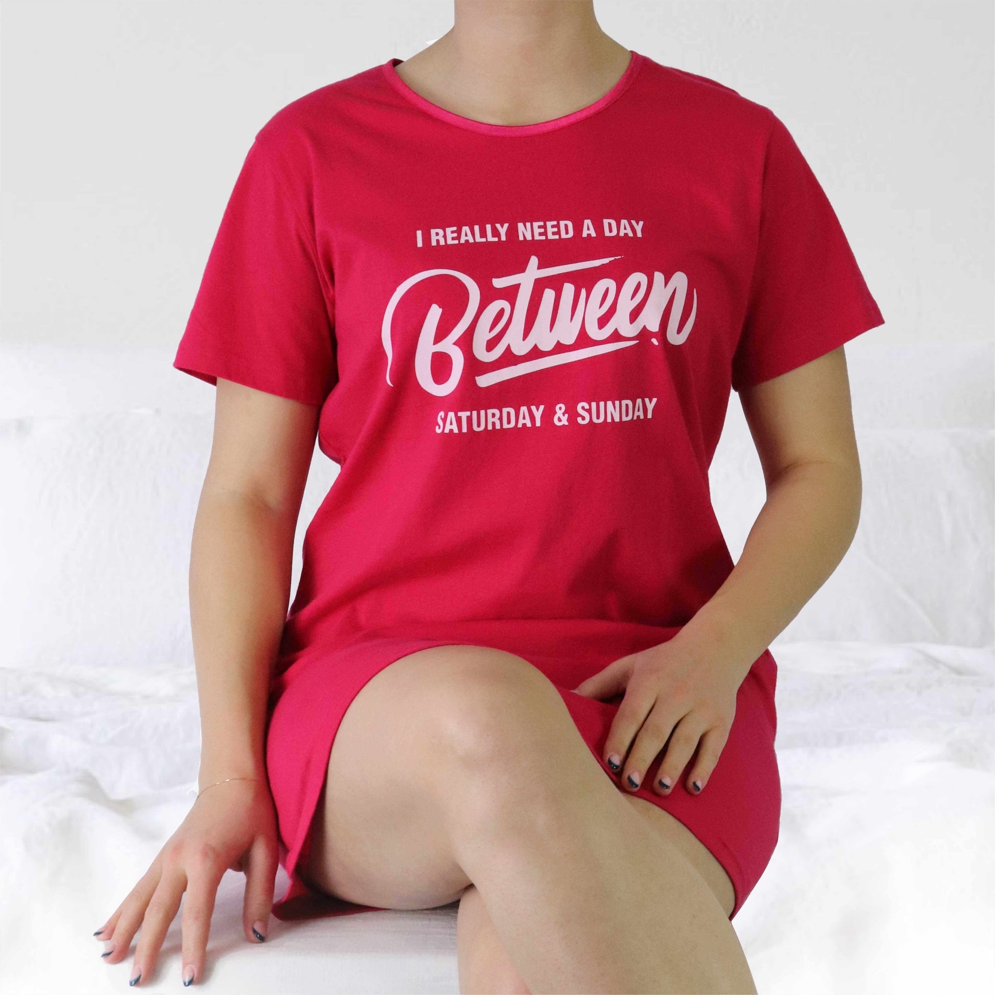 Rode oversized dames t-shirt met grappige tekst over een extra dag tussen zaterdag en zondag