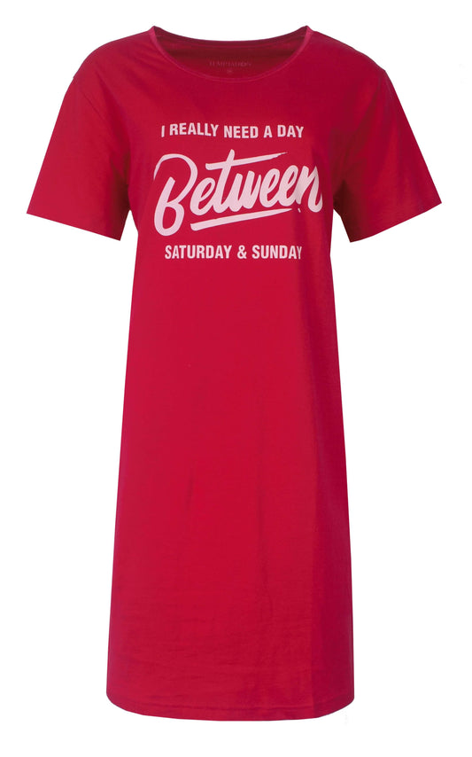 Rood oversized dames T-shirt met grappige tekst over een extra dag tussen zaterdag en zondag