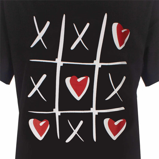 Zwart dames big shirt met print van tic-tac-toe spel met kruisjes en rode hartjes op zwarte achtergrond
