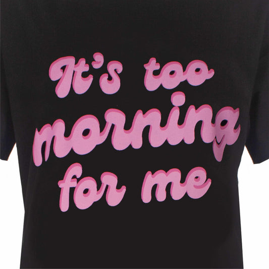 Zwart dames big shirt met roze opdruk rift 'It's too morning for me' in een speels lettertype