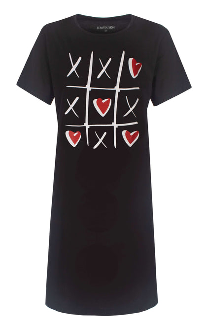 Zwart dames oversized T-shirt met boothals en tic-tac-toe patroon van X'en en hartjes in wit en rood op de voorkant