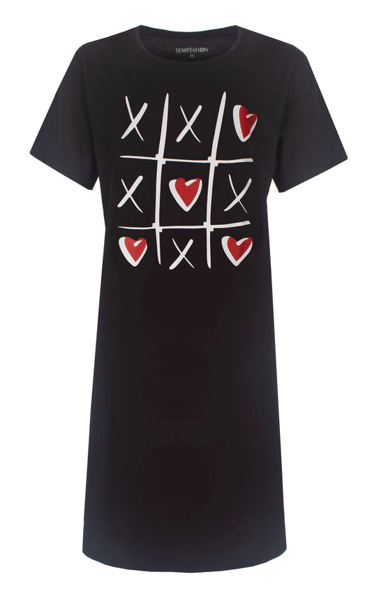 Zwart dames oversized T-shirt met boothals en tic-tac-toe patroon van X'en en hartjes in wit en rood op de voorkant
