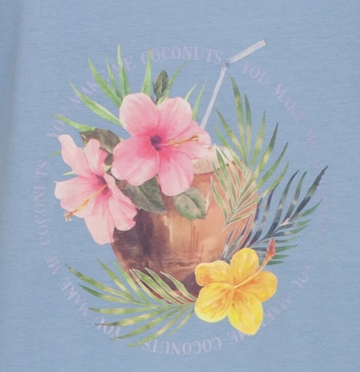 Blauw nachthemd met tropische bloemenprint: roze hibiscus, gele bloem en palmbladen op een kokosnotendrank