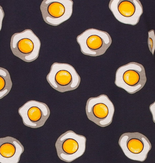 Patroon van gebakken eitjes met gele dooiers op een donkerblauwe achtergrond voor een dames bigshirt nachthemd.