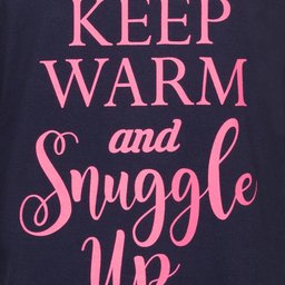 Donkerblauw nachthemd met roze opschrift 'Keep Warm and Snuggle Up' in sierlijke letters