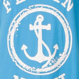 Lichtblauw nachthemd met groot wit anker logo in een cirkel op de borst, korte mouwen en ronde hals
