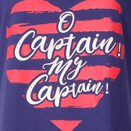 Blauw nachthemd met rood-roze hart en tekst 'O Captain, My Captain!' in wit lettertype op de borst.