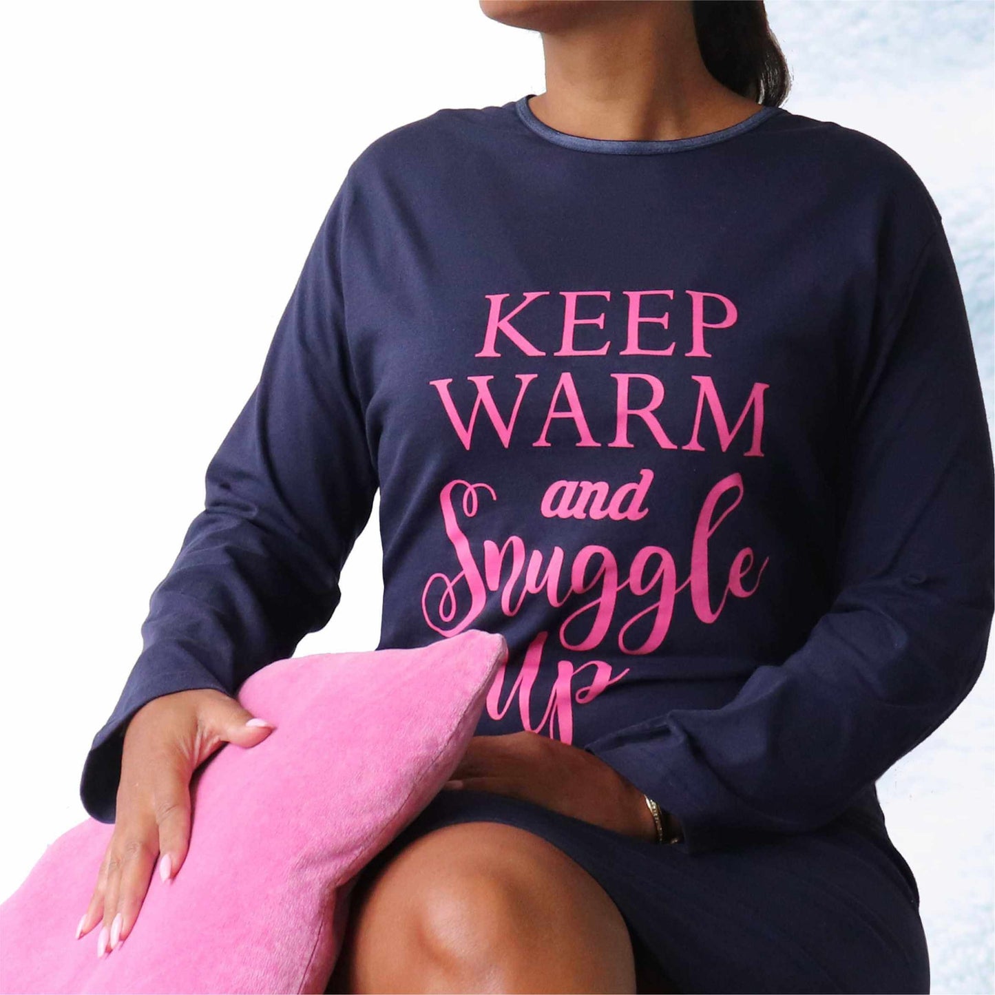 Donkerblauw nachthemd met roze opdruk 'Keep warm and snuggle up', gedragen door een vrouw met roze kussen