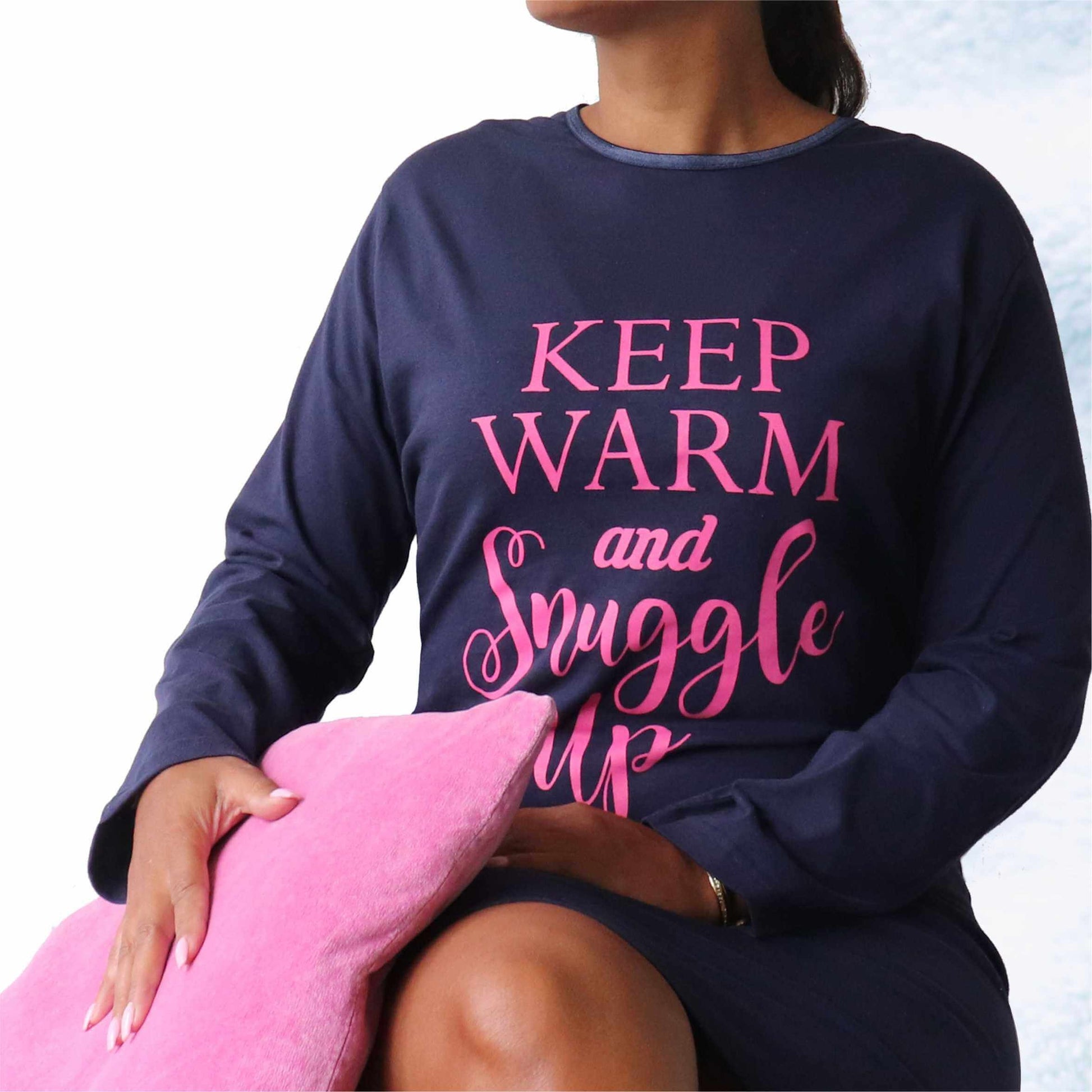 Donkerblauw nachthemd met roze opdruk 'Keep warm and snuggle up', gedragen door een vrouw met roze kussen