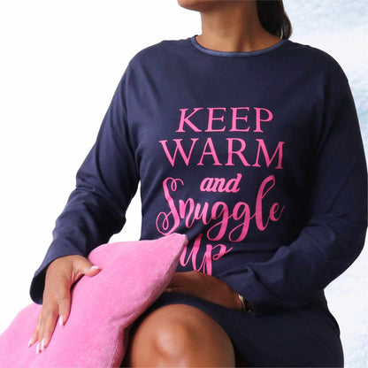 Donkerblauw nachthemd met roze opdruk 'Keep warm and snuggle up', gedragen door een vrouw met roze kussen